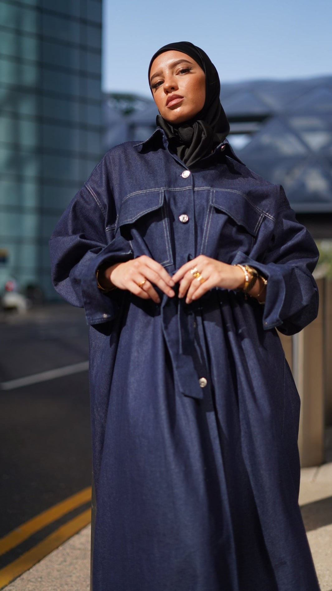 5 bonnes raisons d’adopter l’abaya en jean : la pièce parfaite pour une allure urbaine et modeste